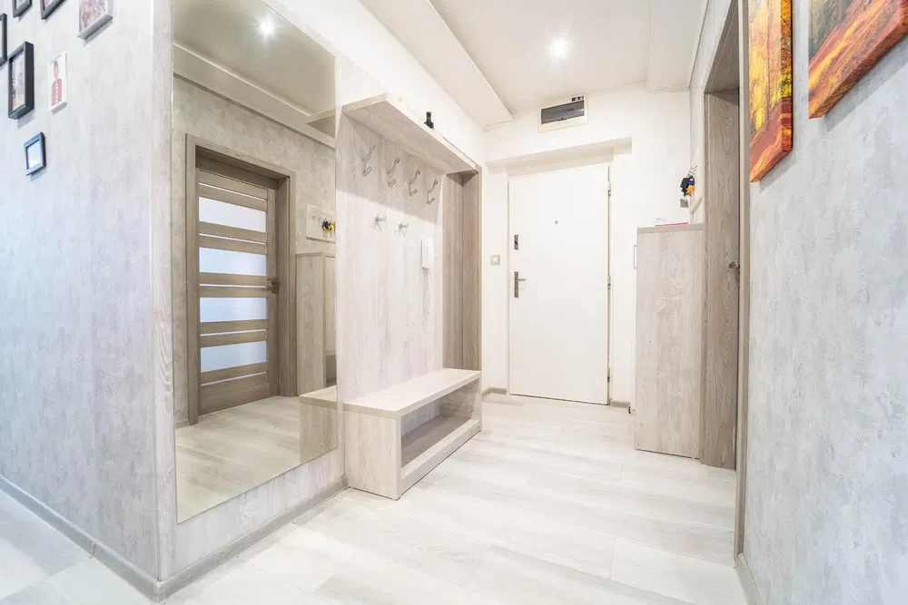 Kuchyně; kuchyňské spotřebiče, dřevěná podlaha, přirozené světlo, moderní styl