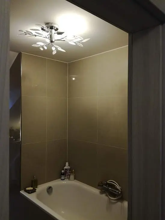 Küche; küchengeräte, holzboden, tageslicht, moderner stil