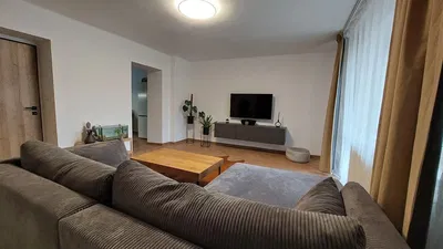 Salon; parquet, lumière naturelle, style moderne