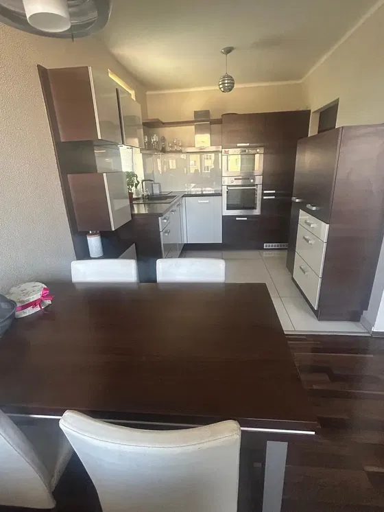 Cuisine; électroménager, parquet, lumière naturelle, style moderne