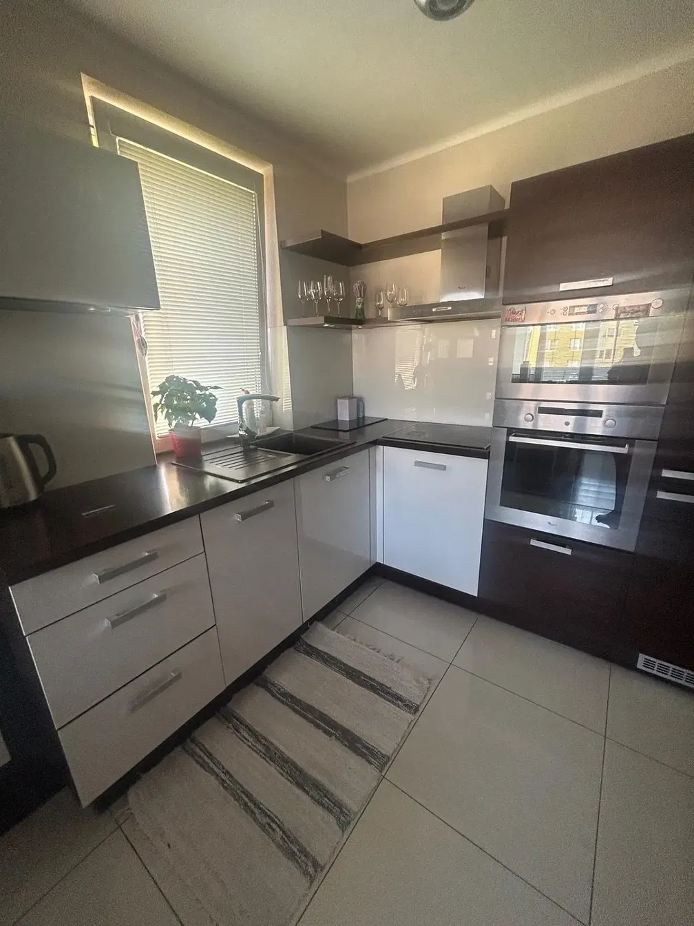 Cuisine; électroménager, parquet, lumière naturelle, style moderne