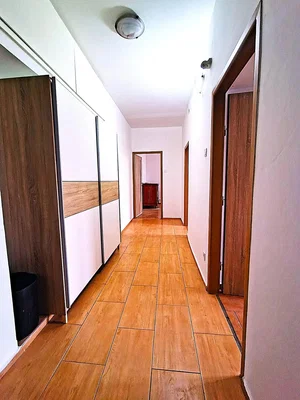 Küche; küchengeräte, holzboden, tageslicht, moderner stil