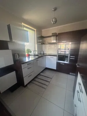 Cuisine; électroménager, parquet, lumière naturelle, style moderne