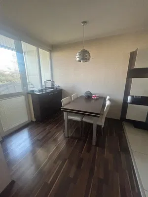 Cuisine; électroménager, parquet, lumière naturelle, style moderne