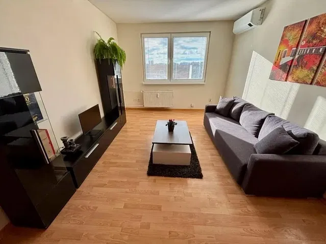 Cuisine; électroménager, parquet, lumière naturelle, style moderne