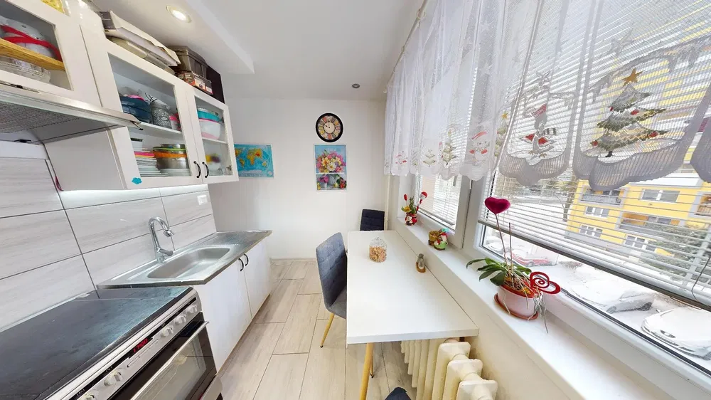 Cuisine; électroménager, parquet, lumière naturelle, style moderne