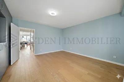 Cucina; elettrodomestici, pavimento in legno, luce naturale, stile moderno