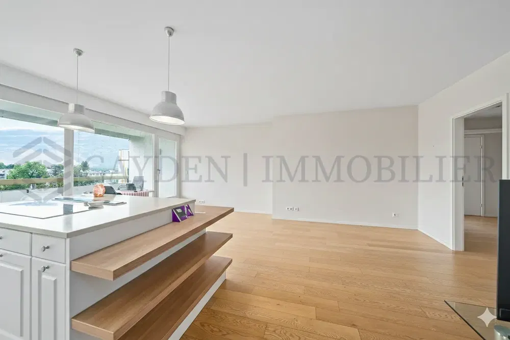 Cucina; elettrodomestici, pavimento in legno, luce naturale, stile moderno