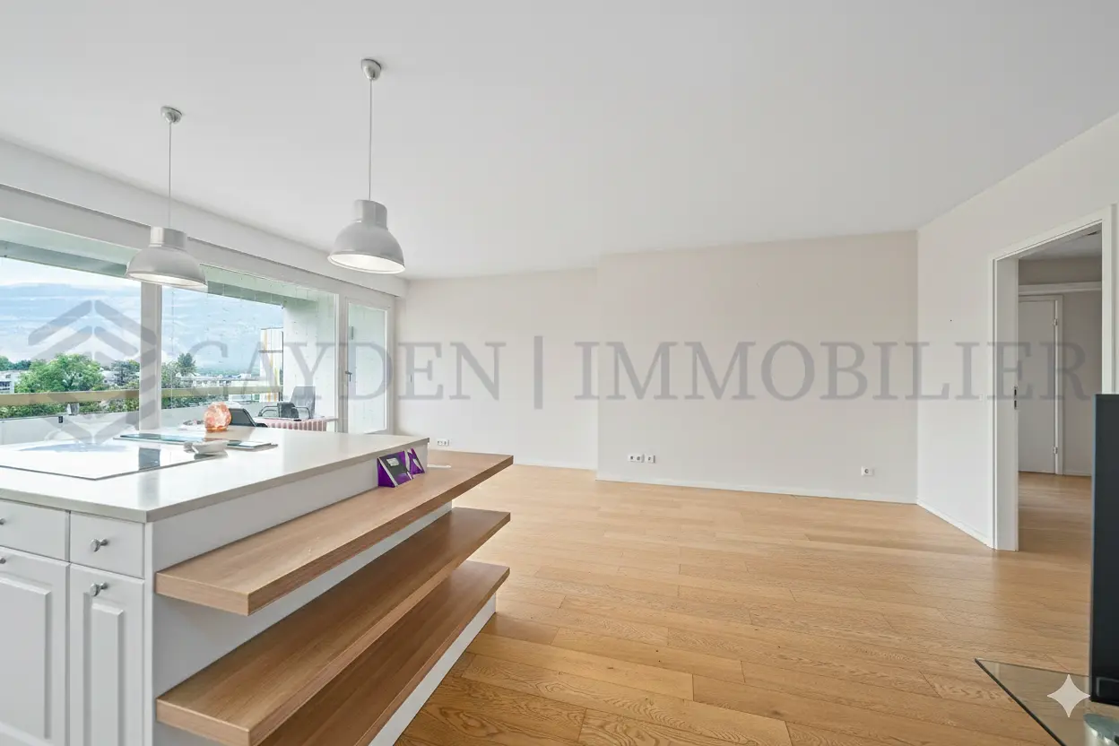 Cucina; elettrodomestici, pavimento in legno, luce naturale, stile moderno