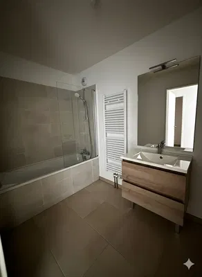 Cocina; electrodomésticos, suelo de madera, luz natural, estilo moderno