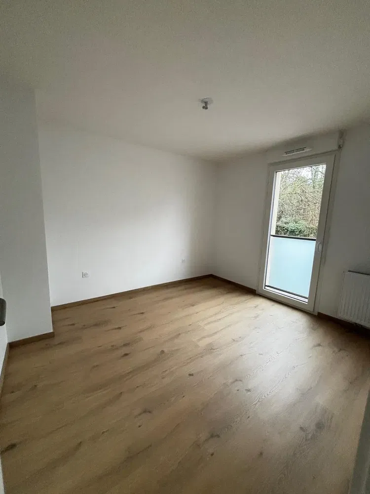 Cocina; electrodomésticos, suelo de madera, luz natural, estilo moderno