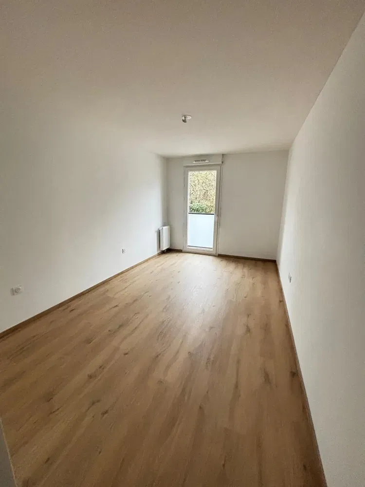 Salón; suelo de madera, luz natural, estilo moderno