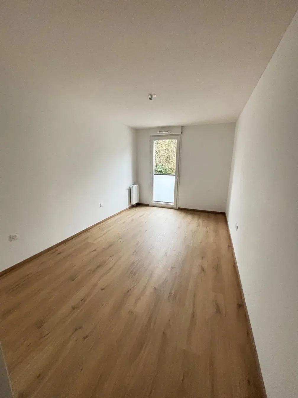 Salón; suelo de madera, luz natural, estilo moderno