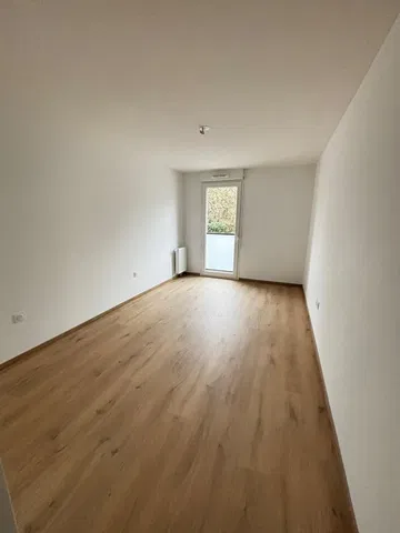 Salón; suelo de madera, luz natural, estilo moderno