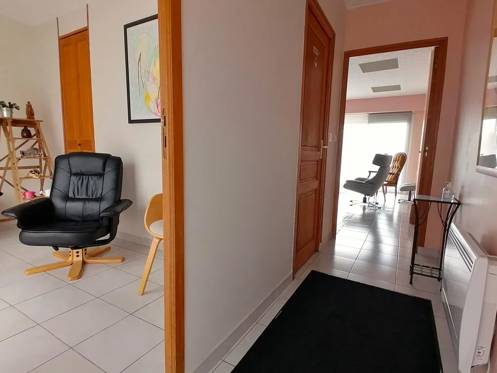 مطبخ; أجهزة المطبخ, أرضية من البلاط, ضوء طبيعي, أسلوب عصري