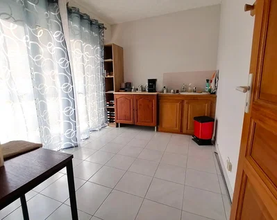 مطبخ; أجهزة المطبخ, أرضية خشبية, ضوء طبيعي, أسلوب عصري