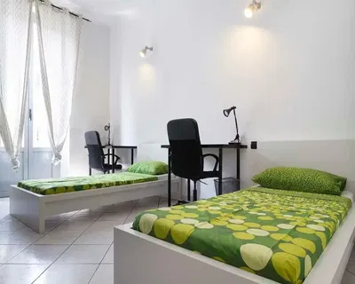 Cozinha; eletrodomésticos, chão de madeira, luz natural, estilo moderno