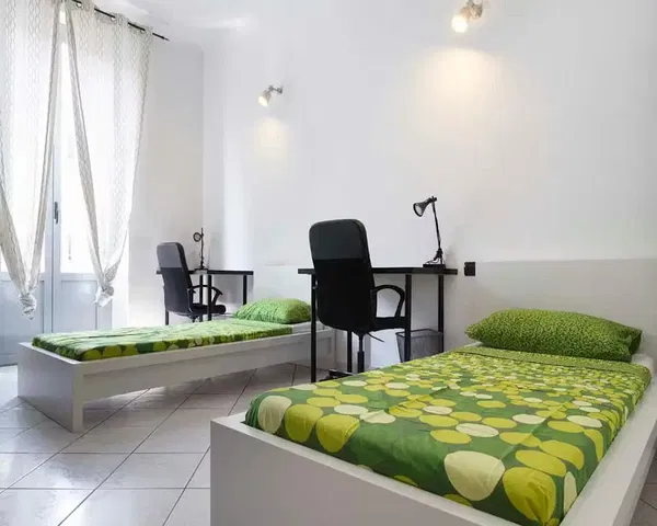 Cuisine; électroménager, parquet, lumière naturelle, style moderne