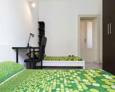 Cucina; elettrodomestici, pavimento in legno, luce naturale, stile moderno