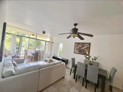 Cuisine; électroménager, parquet, lumière naturelle, style moderne