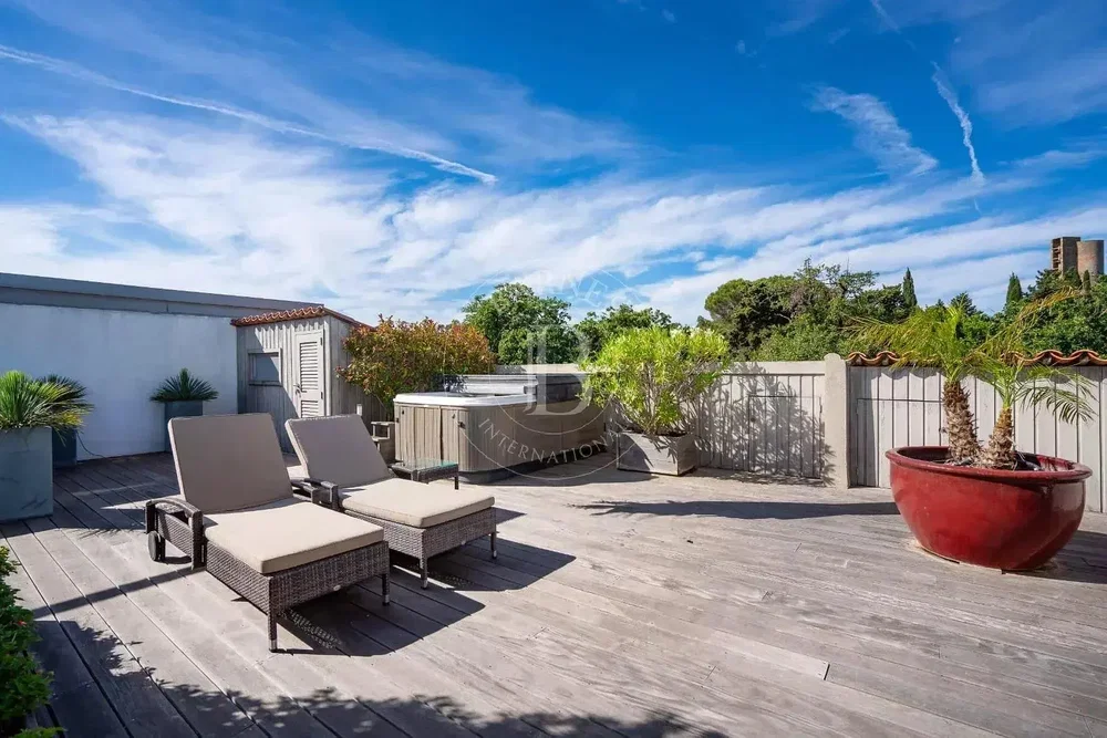 Mutfak; mutfak aletleri, ahşap zemin, doğal ışık, modern stil