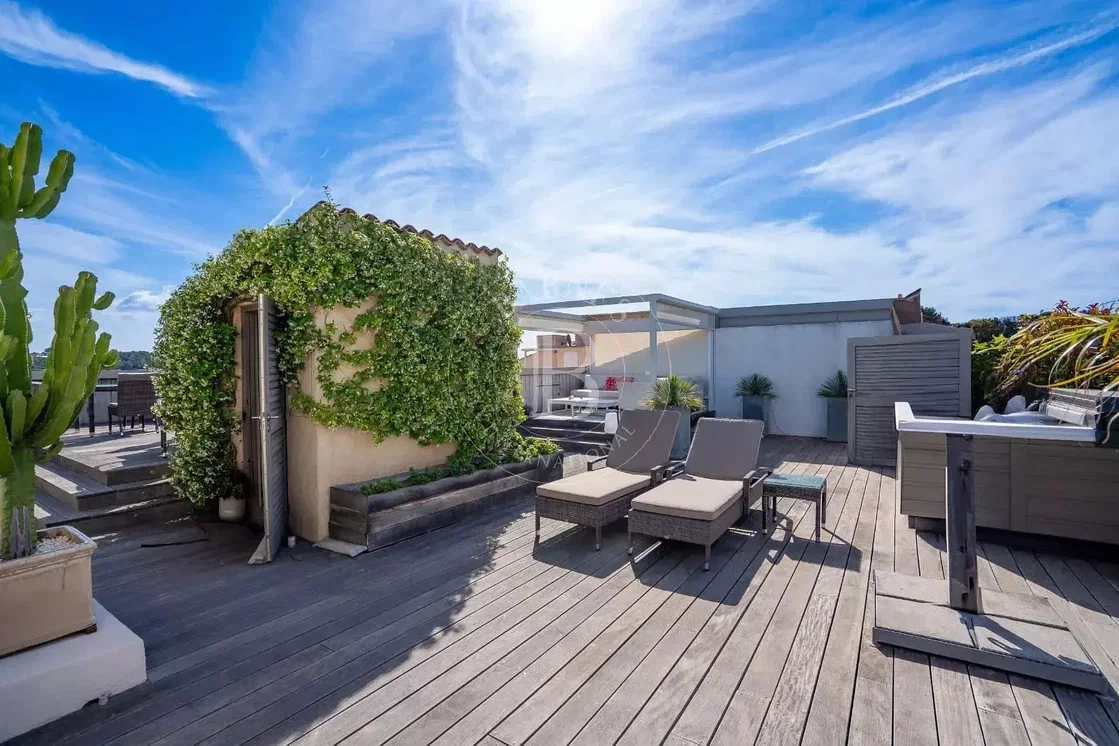 Mutfak; mutfak aletleri, ahşap zemin, doğal ışık, modern stil