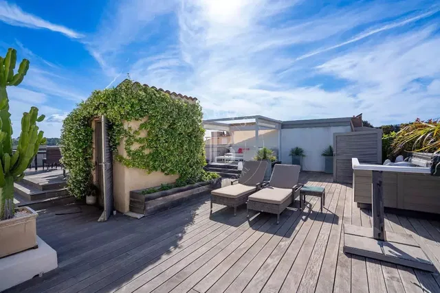 Cuisine; électroménager, parquet, lumière naturelle, style moderne