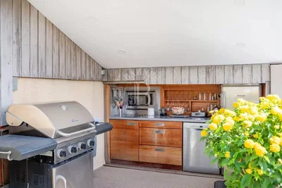 Mutfak; mutfak aletleri, ahşap zemin, doğal ışık, modern stil