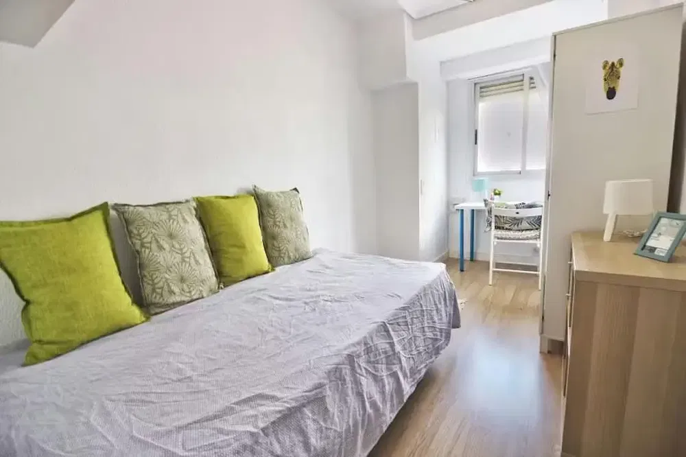 Obývací pokoj; dřevěná podlaha, přirozené světlo, moderní styl