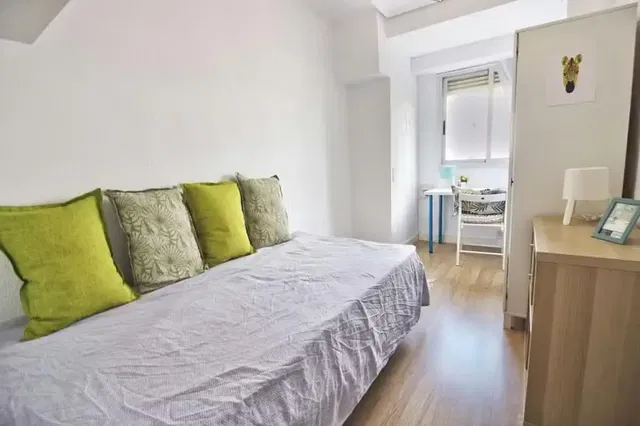 Salón; suelo de madera, luz natural, estilo moderno