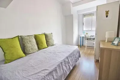 Salon; parquet, lumière naturelle, style moderne