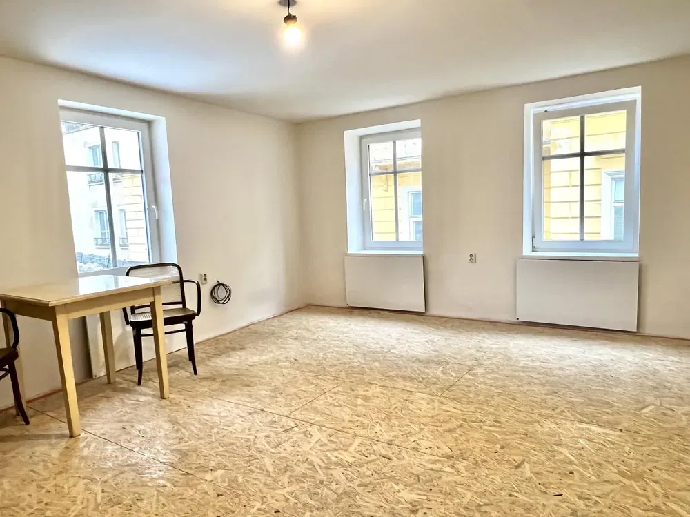 Oturma odası; ahşap zemin, doğal ışık, modern stil