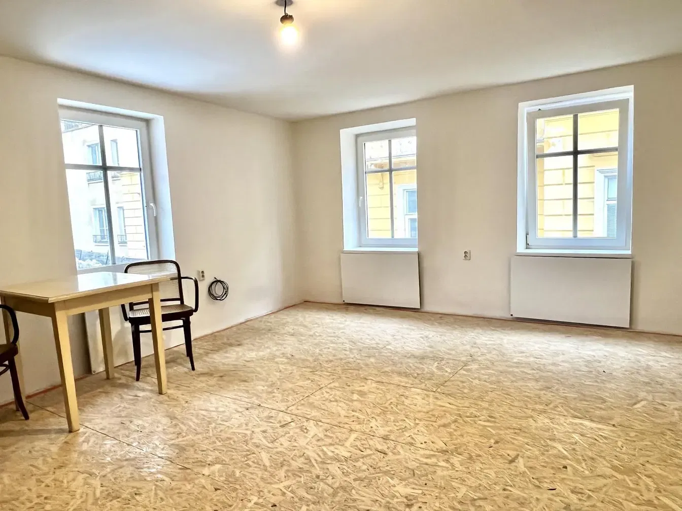 Oturma odası; ahşap zemin, doğal ışık, modern stil