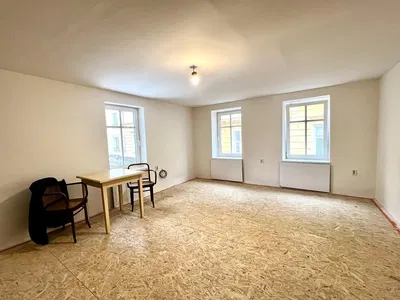 Oturma odası; ahşap zemin, doğal ışık, modern stil