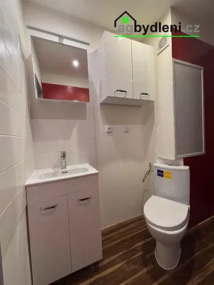 Wohnzimmer; holzboden, tageslicht, moderner stil, hohe decken