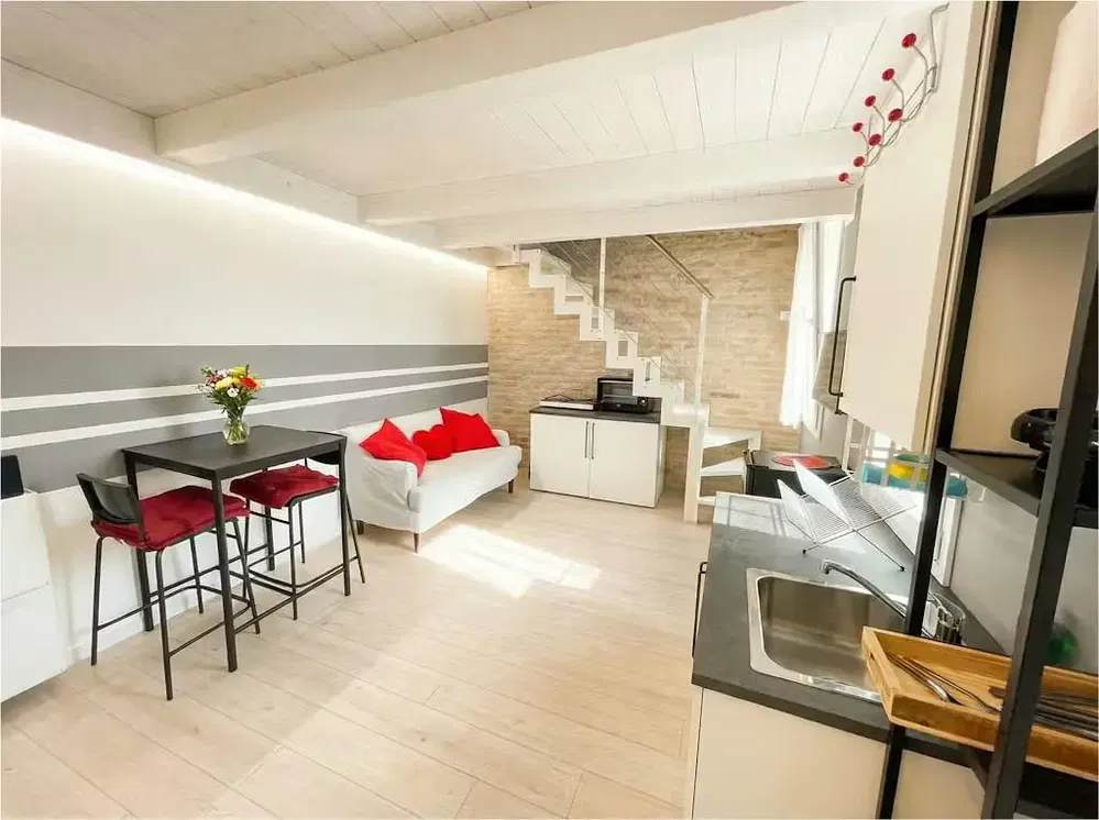 Cucina; elettrodomestici, pavimento in legno, luce naturale, stile moderno