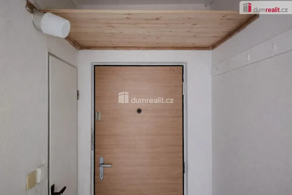 Cucina; elettrodomestici, pavimento in legno, luce naturale, stile moderno