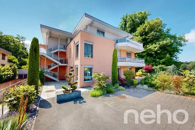 Küche; küchengeräte, holzboden, tageslicht, moderner stil