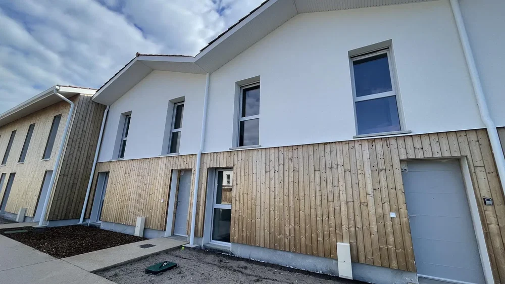 Cocina; electrodomésticos, suelo de madera, luz natural, estilo moderno