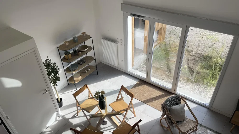 Living room; wood floor, natural light, modern style