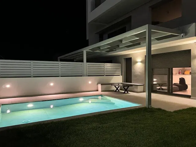 Küche; küchengeräte, holzboden, tageslicht, moderner stil