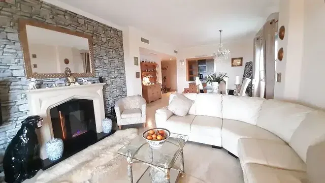 Küche; küchengeräte, holzboden, tageslicht, moderner stil