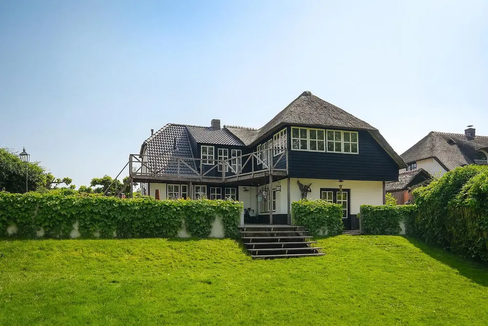 Mutfak; mutfak aletleri, ahşap zemin, doğal ışık, modern stil