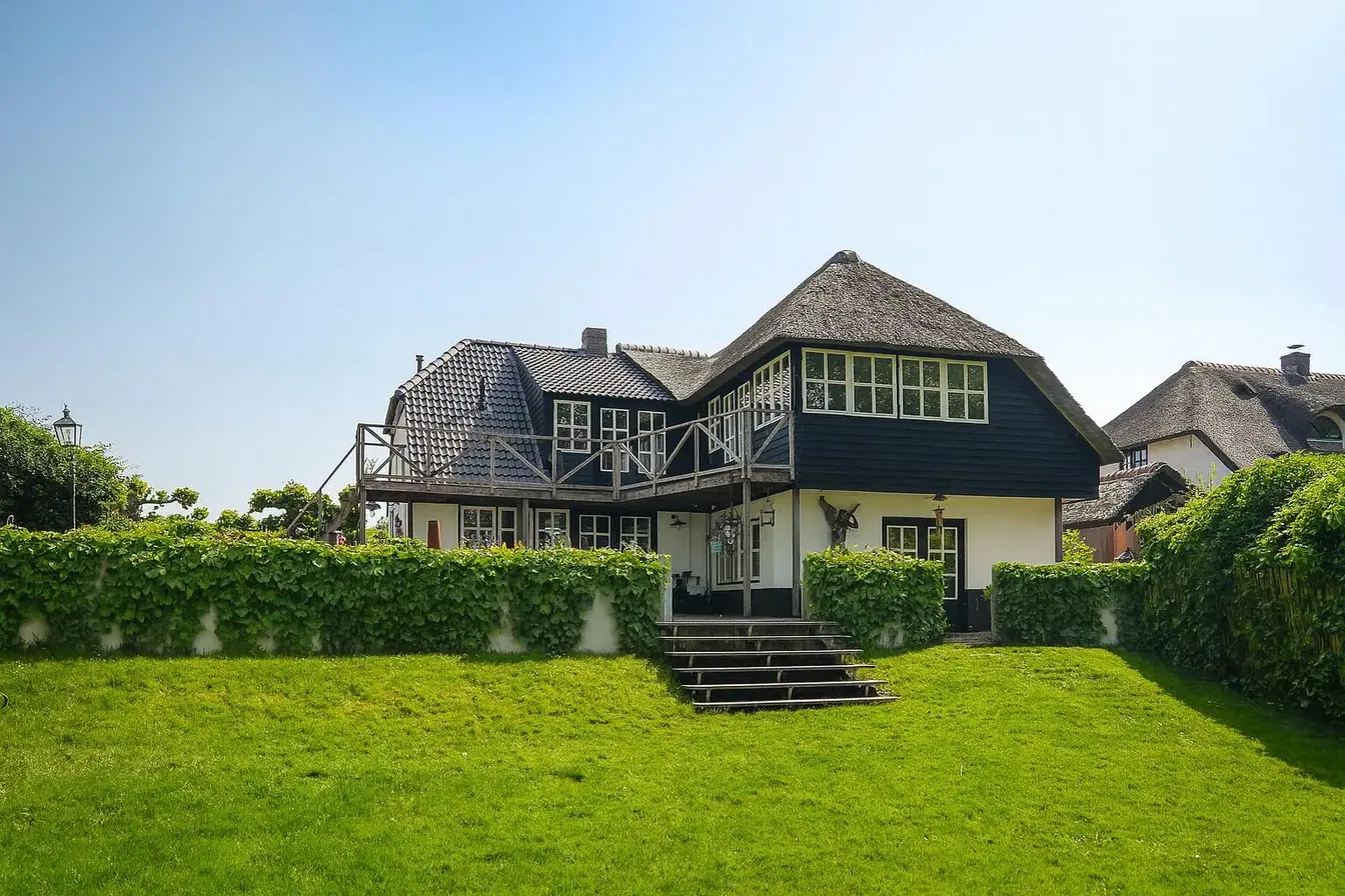 Mutfak; mutfak aletleri, ahşap zemin, doğal ışık, modern stil