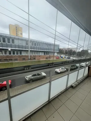 Хол; дървен под, естествена светлина, модерен стил