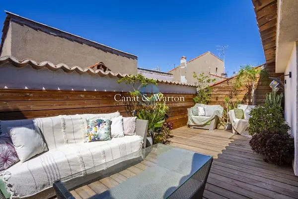 Σαλόνι; ξύλινο πάτωμα, φυσικό φως, μοντέρνο στυλ