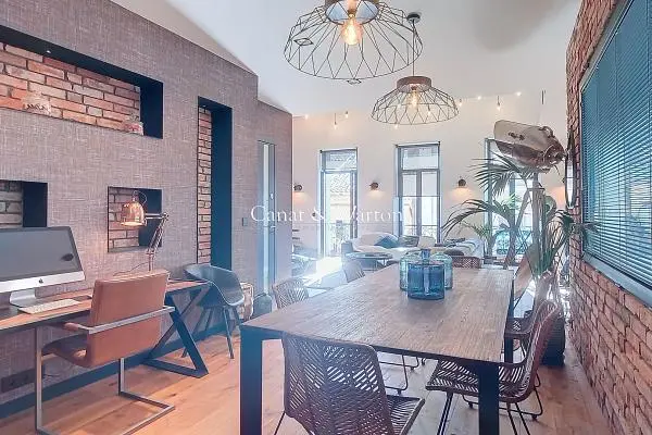 Κουζίνα; συσκευές κουζίνας, ξύλινο πάτωμα, φυσικό φως, μοντέρνο στυλ