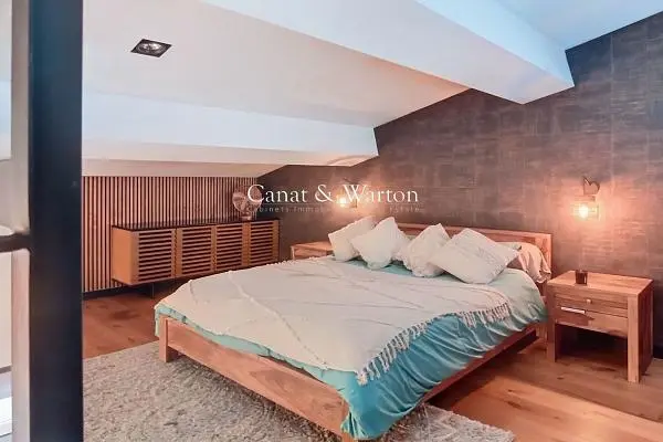 Κουζίνα; συσκευές κουζίνας, ξύλινο πάτωμα, φυσικό φως, μοντέρνο στυλ