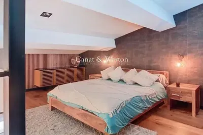 Κουζίνα; συσκευές κουζίνας, ξύλινο πάτωμα, φυσικό φως, μοντέρνο στυλ