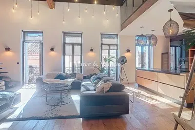 Σαλόνι; ξύλινο πάτωμα, φυσικό φως, μοντέρνο στυλ